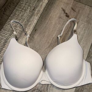 Victoria’s Secret T-shirt, push-up bra,‎ size 34C